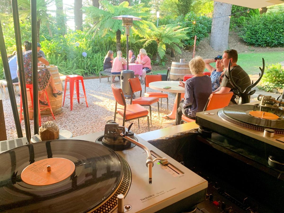 The Warby, Where Mid-Century Style Meets The Mountains Warburton Extérieur photo
